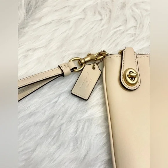 Coach LTD EDITION COACH X TOM WESSELMANN TURNLOCK WRISTLET LIPS IVORY CA221 - Picture 5 of 12